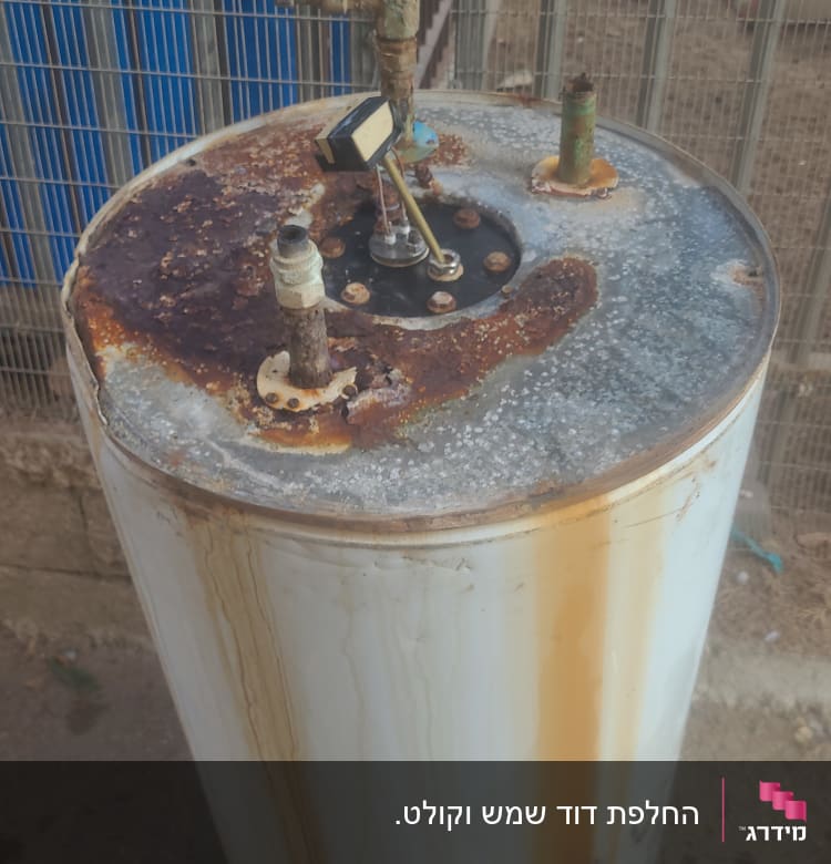 דוד שמש ישן עם חלודה וצינורות עליונים